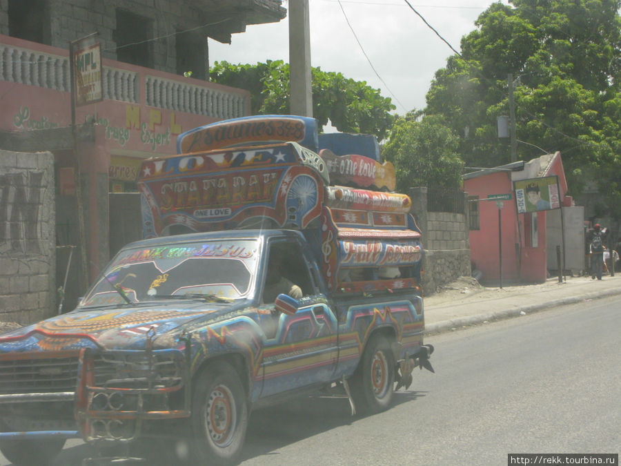 Расписанные машины — отдельная тема. Откуда они в стране, в которой 90 процентов населения — безработные и 90 процентов населения — неграмотные? Гаити