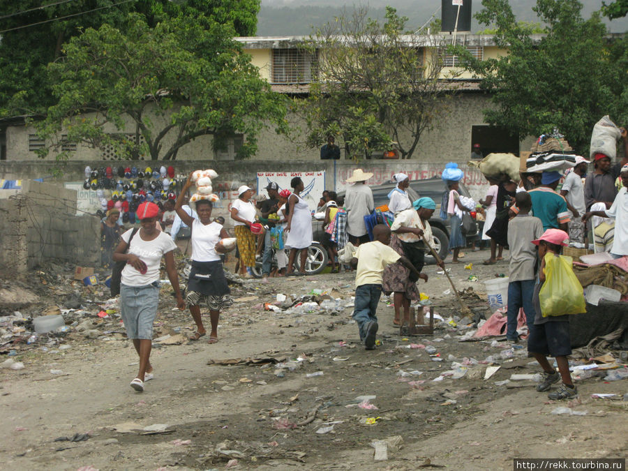 Вот так живут. Обратите внимание на то, насколько чистые и аккуратные люди ходят по этой грязи Гаити
