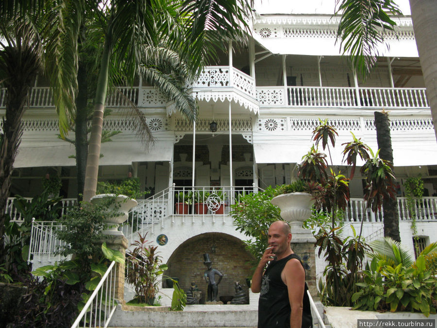 Мы остановились в историческом отеле Олаффсон. В романе Грэма Грина Комедианты он выведен под названием Трианон. Советую перечитать, когда соберётесь в Гаити. Я, по возвращении, перечел. Гаити
