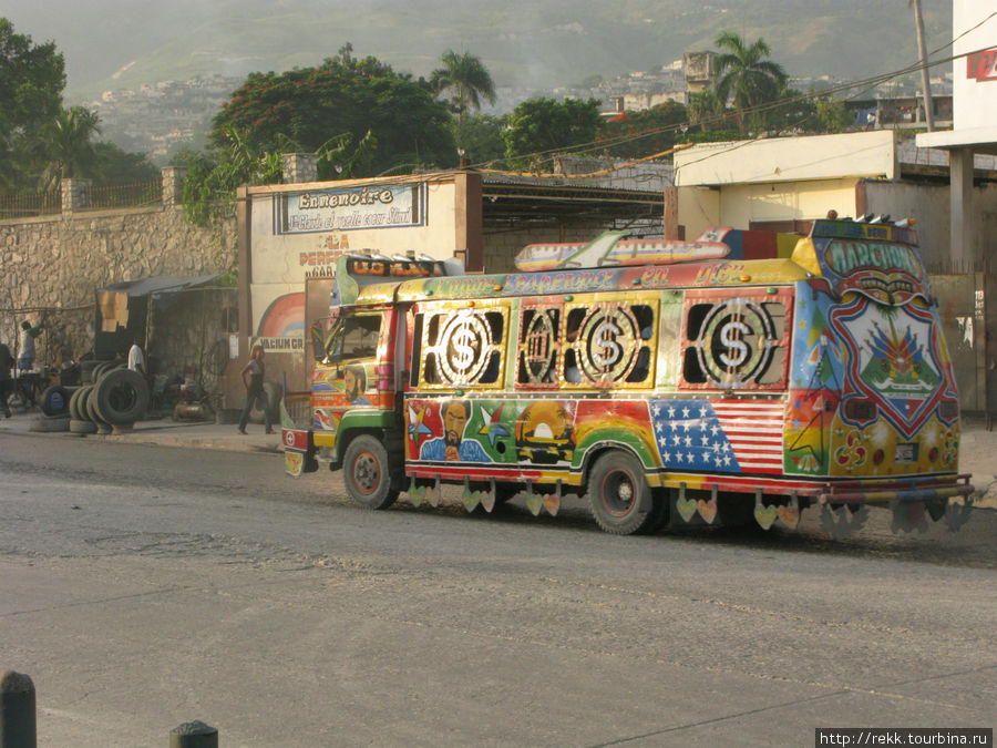 Расписанные автобусы — отдельная культурная статья Гаити Гаити