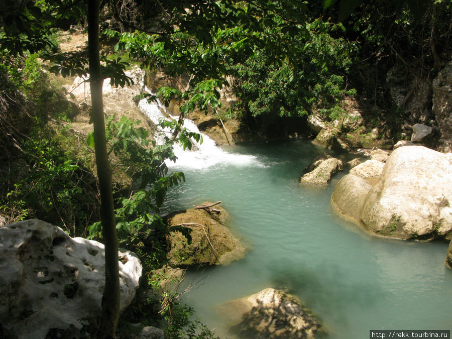 Вода в бассейнах удивительного цвета Гаити