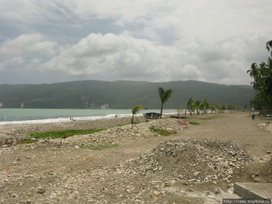 Там, где испанцы построили бы Малекон для прогулок, гаитяне оставили все, как есть. А зачем париться? Гаити
