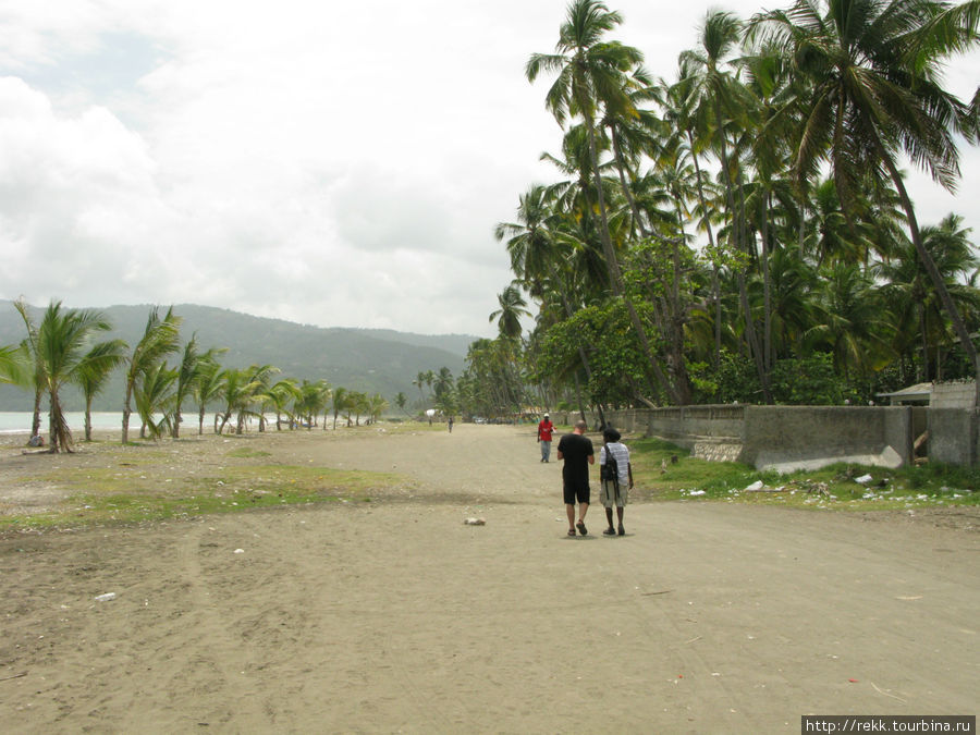 Гид и Глеб о чем-то оживленно беседуют Гаити