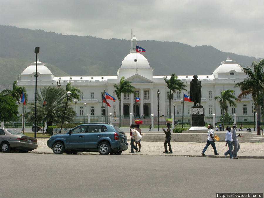 Прекрасный президентский дворец. Купол раскололся во время землетрясения. Строил Папа Док Гаити