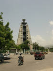 Вот монумент о котором я уже расскзывал. Недостроенный Аристидисом памятник 200-летию независимости Гаити. Так он и стоит, незаконченный.