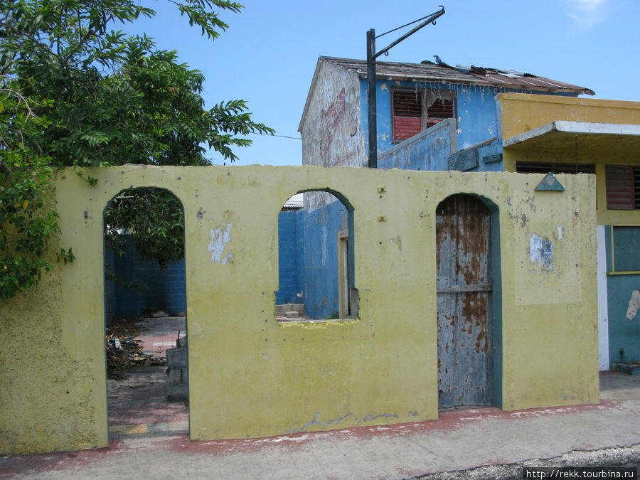 Может быть, этот дом был разрушен землетрясением,, уничтожившим Порт Ройяль? Но нет. Хибара, скорее всего, развалилась сама. Ямайка