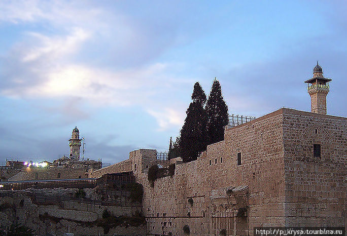 Эта часть музея располагается в том месте, где находится продолжение Стены Плача. Вот здесь хорошо видно проход на Храмовую гору Иерусалим, Израиль