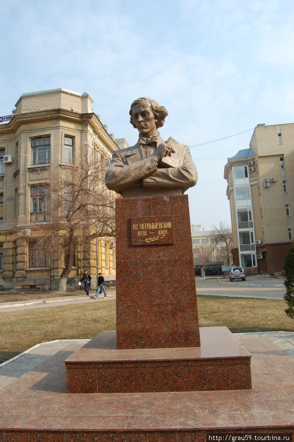 Г н. Бюст Чернышевский памятник в Саратове. Бюст Чернышевского Саратов СГУ. Саратов СГУ памятник Чернышевскому. Памятник Чернышевскому Белгород.