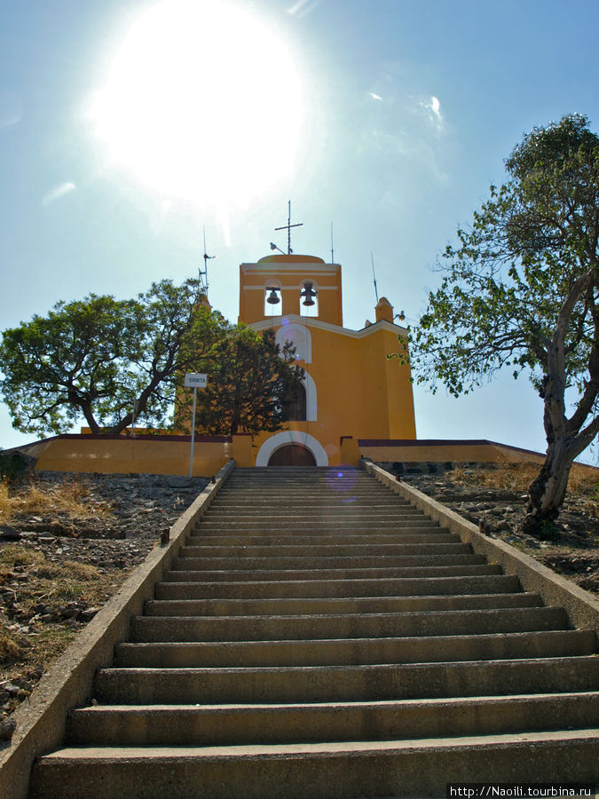 Скит Святого Михаилa на вершине холма Атлиско, Мексика