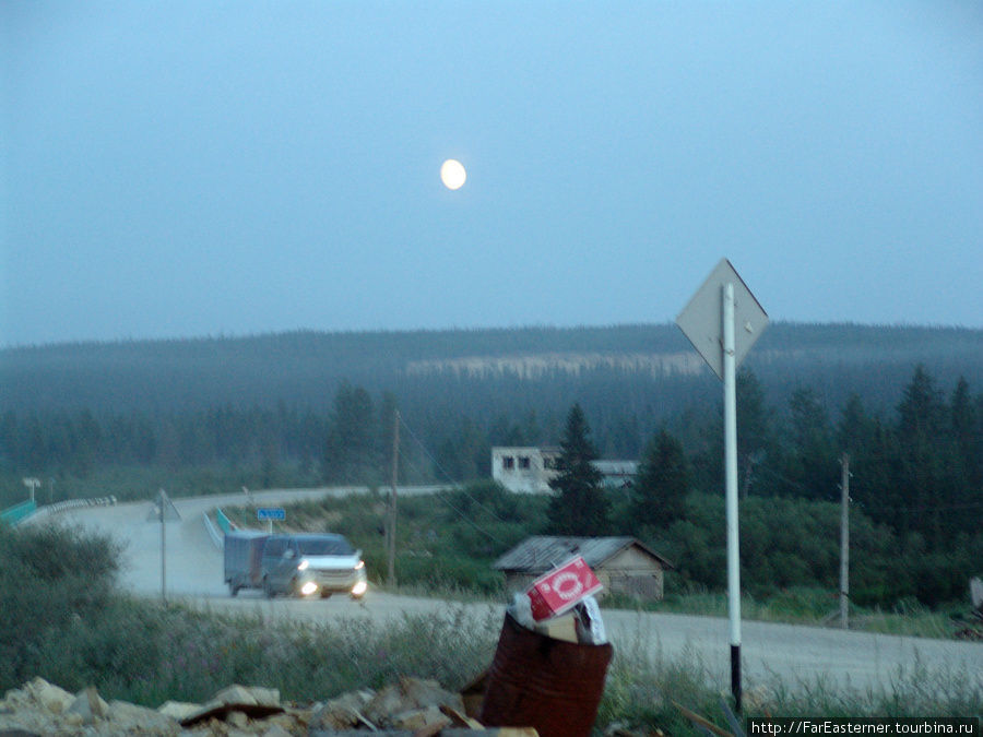 Унылый пейзаж освещает ранняя луна Якутск, Россия