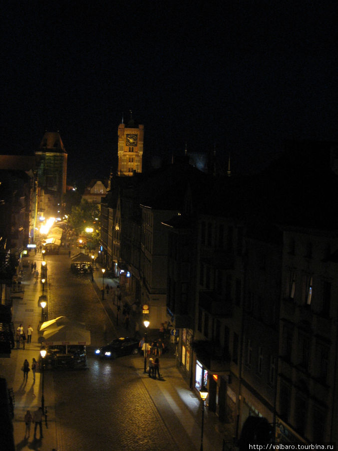 Вид из того же окна на ночной Торунь. Торунь, Польша