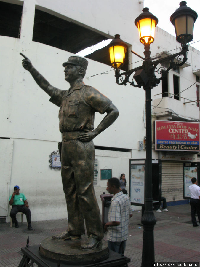 В самом начале улицы El Conde такой вот американский офицер Доминиканская Республика