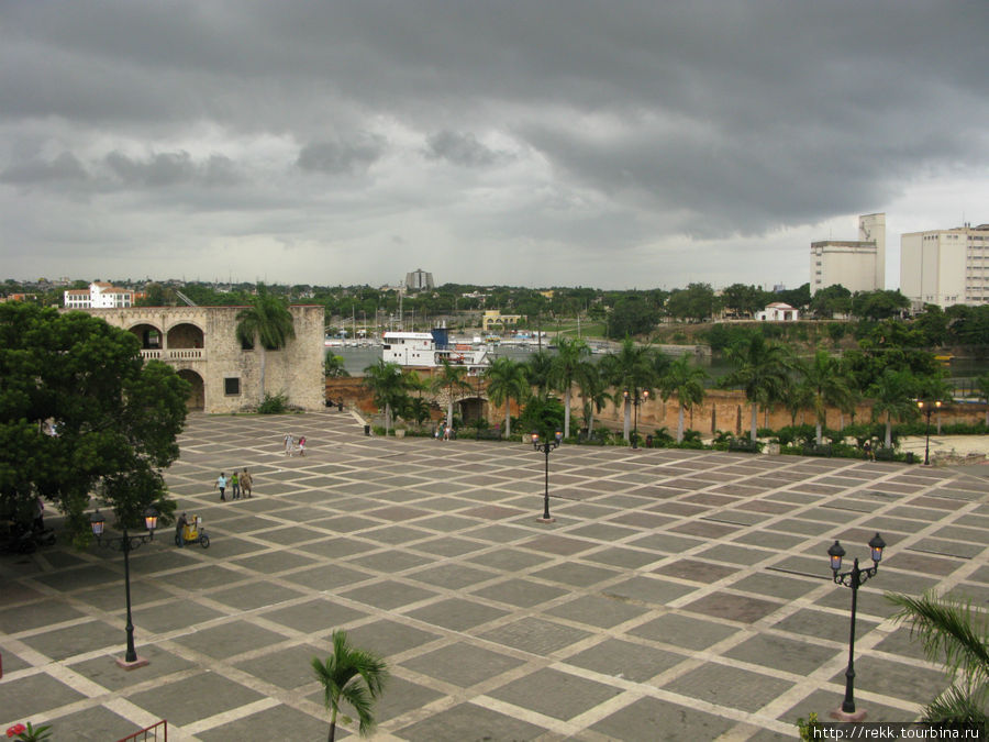 Площадь Испании с третьего этажа ресторана Meson de Jamon, расположенного на ней Доминиканская Республика
