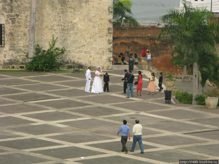 На Площадь Испании приходят брачующиеся Доминиканская Республика