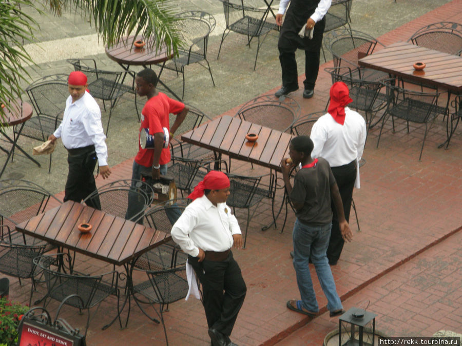 Костюмы официантов рассчитаны на привлечение туристов Доминиканская Республика
