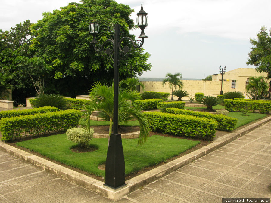 Перед дворцом разбит маленький садик Доминиканская Республика
