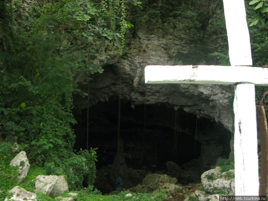 Действительно, пещера. Только вот крест смущает Доминиканская Республика