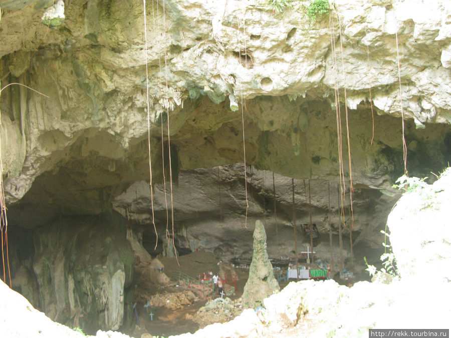 Огромная пещера, только не древних людей. Попробуйте отыскать внизу фигуры проводника и моего друга и Вы поймете, какая огромная эта пещера Доминиканская Республика