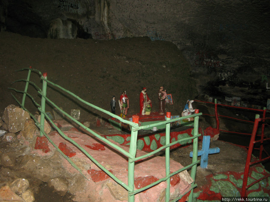 Это оказалась вудуисткая пещера. Это мы поняли только после посещения Гаити, побывав в храмах Вуду Доминиканская Республика
