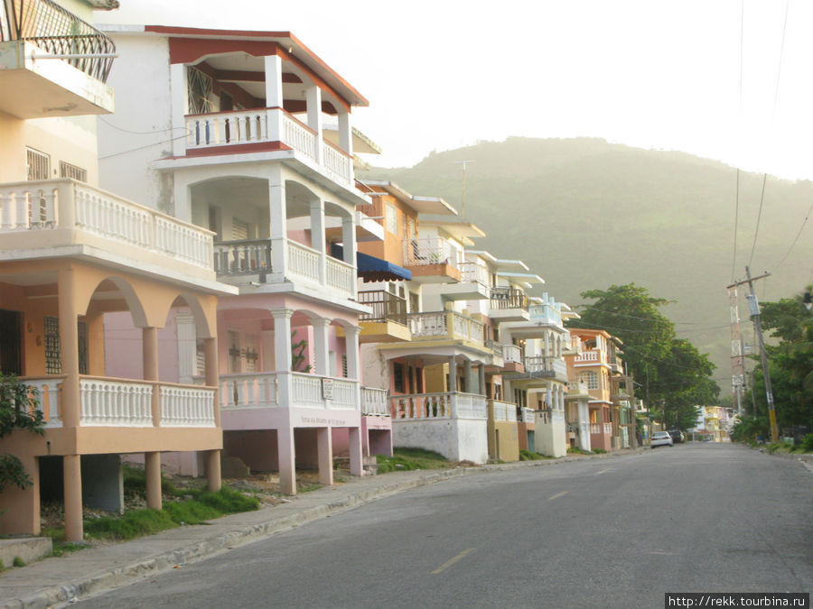 Городок состоит из одной улицы, ведущей вдоль моря Доминиканская Республика