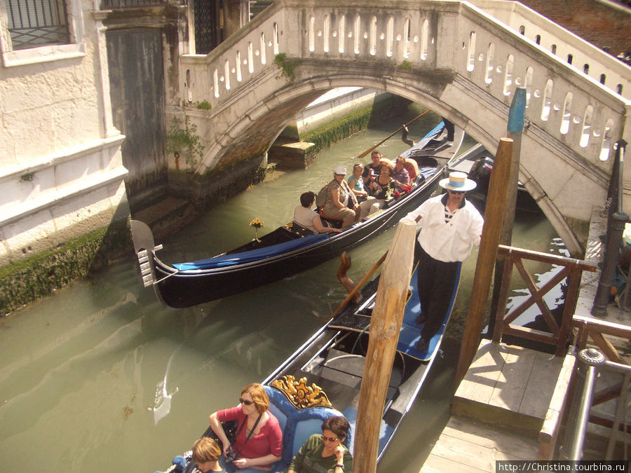 Мне кстати после поездки в Венецию еще потом несколько раз снилась эта мутная вода каналов. Как будто я в ней плаваю. Вобще, говорят плавать в мутной воде — не хороший сон :( Венеция, Италия