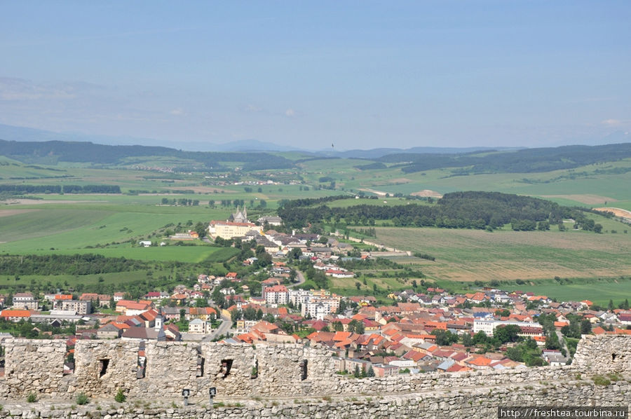 Вид на Спишске Подградье со стен крепости. Спишске-Подградье, Словакия