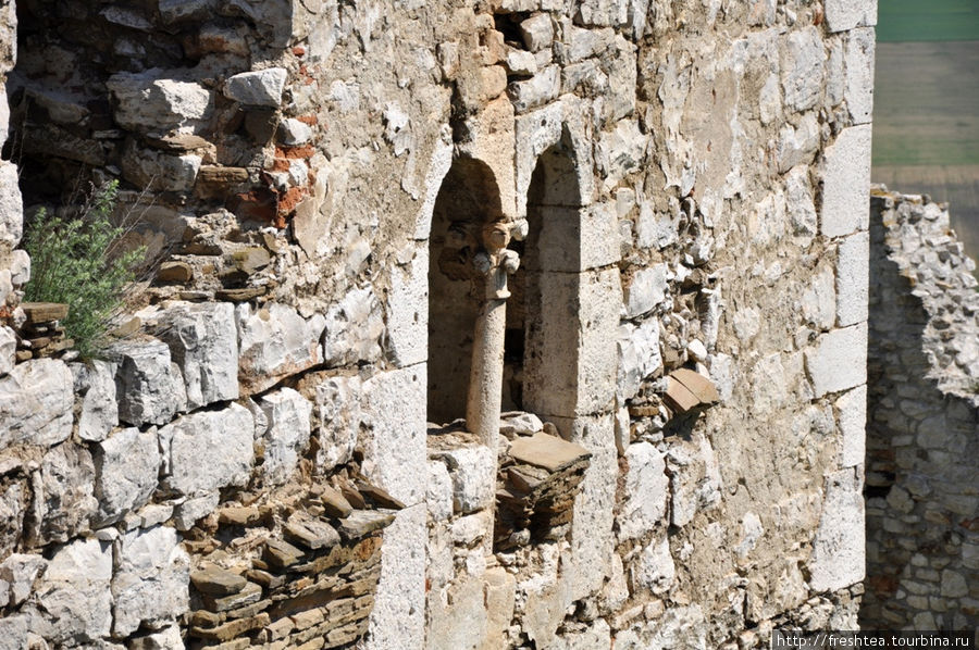 В стиле Спишского Града есть и следы влияния Западной Европы, например, эти изящные барочные окна с колонной, что сохранились на внутренней стороне романского дворца. Спишске-Подградье, Словакия