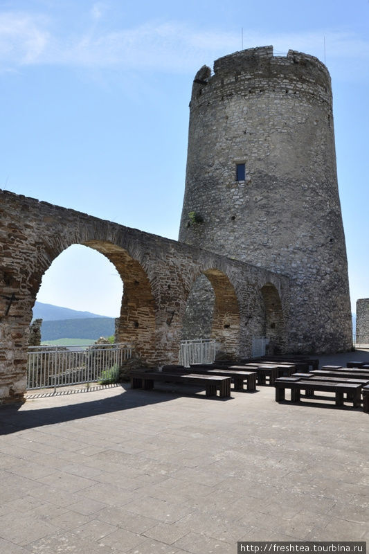 Мощный донжон — будто в средневековых замках на Луаре во Франции. Как и полагается, он — внутри крепости, а не на стене. Спишске-Подградье, Словакия