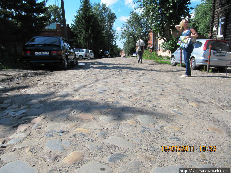 Спускаясь по ул.Бакунина обнаружили брусчатку, похоже старенькая совсем Томск, Россия
