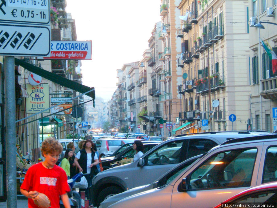 Центральная улица днём Палермо, Италия