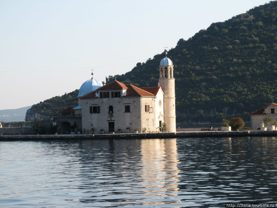 Церковь Богородицы на рифе (островок имеет искусственное происхождение, намыт жителями Пераста за 200 лет) Область Котор, Черногория