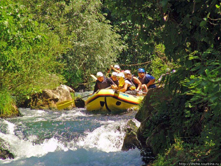 Рафтинг на реке Цетина - взляд со стороны Далмация, Хорватия