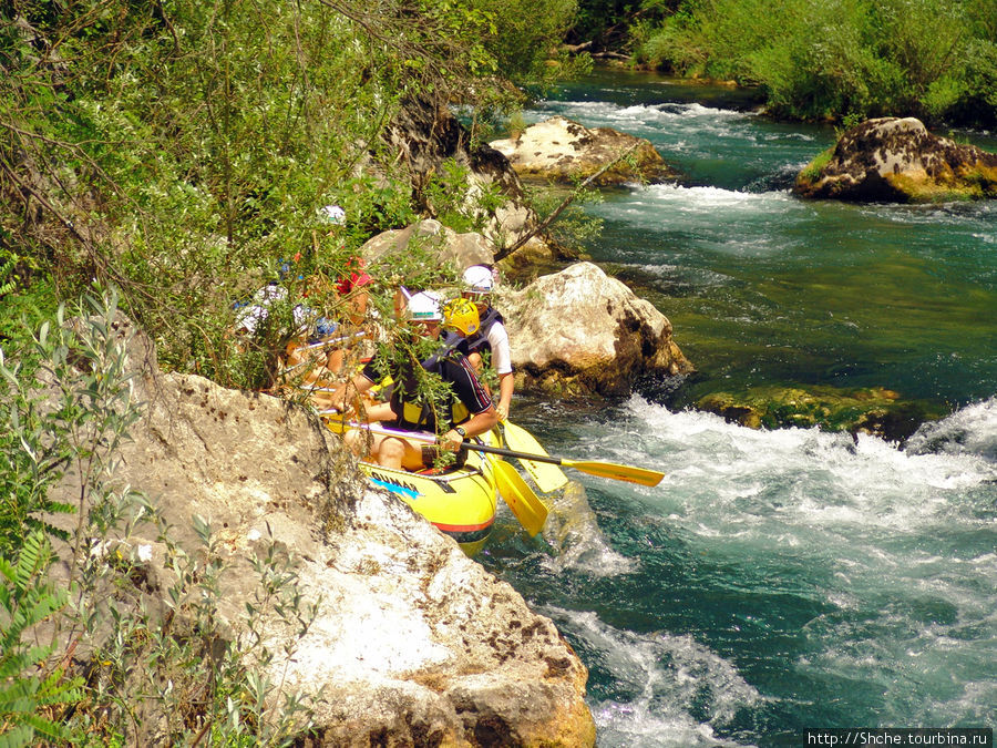 Рафтинг на реке Цетина - взляд со стороны Далмация, Хорватия