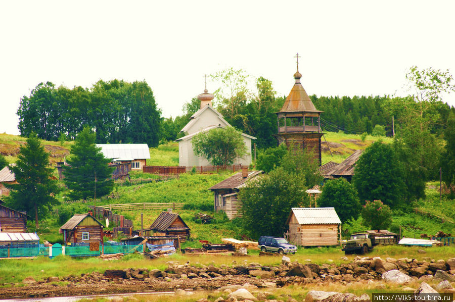 Церковь, как и положено, возвышается над селом. Ковда, Россия