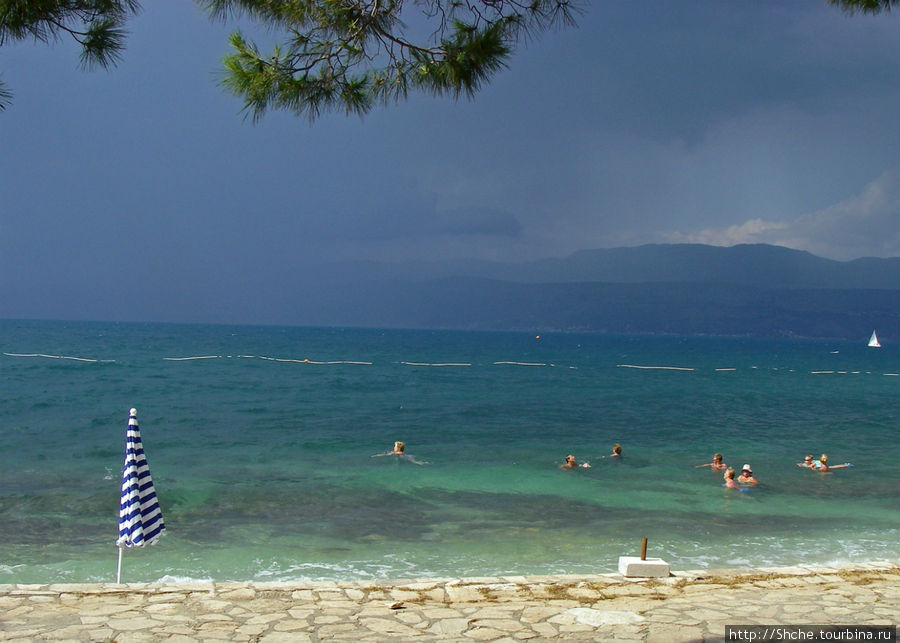 кажется, дождь собирается... пляж возле нашего отеля Супетар, остров Брач, Хорватия