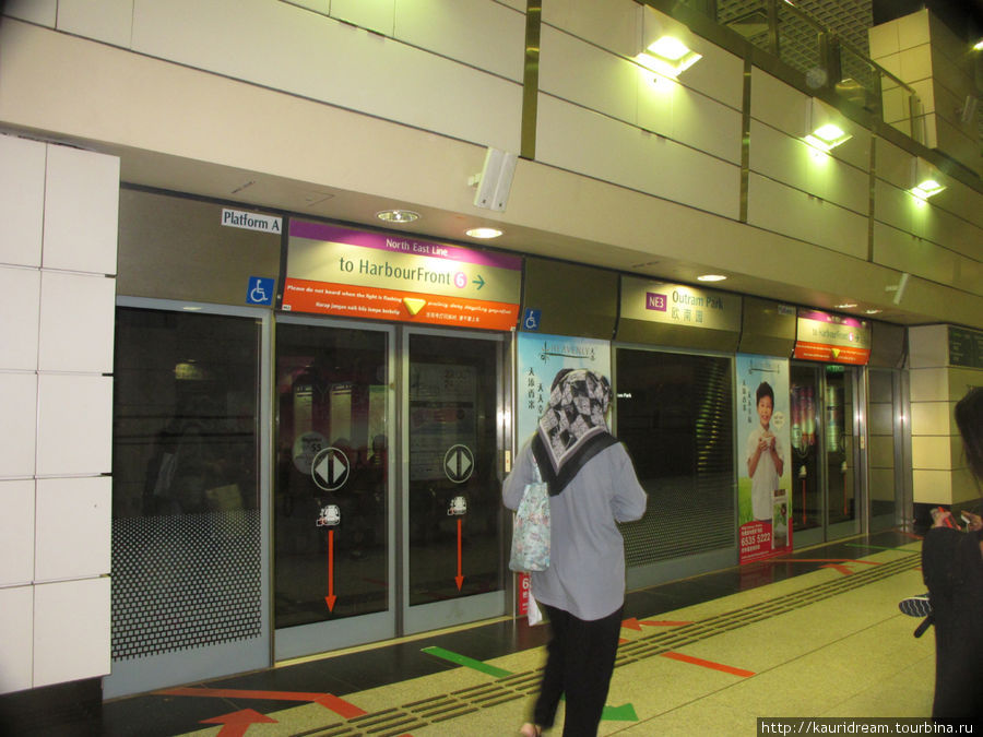 Добраться до Vivo City можно на MRT, конечная остановка фиолетовой ветки — Harbour Front. Сингапур (город-государство)