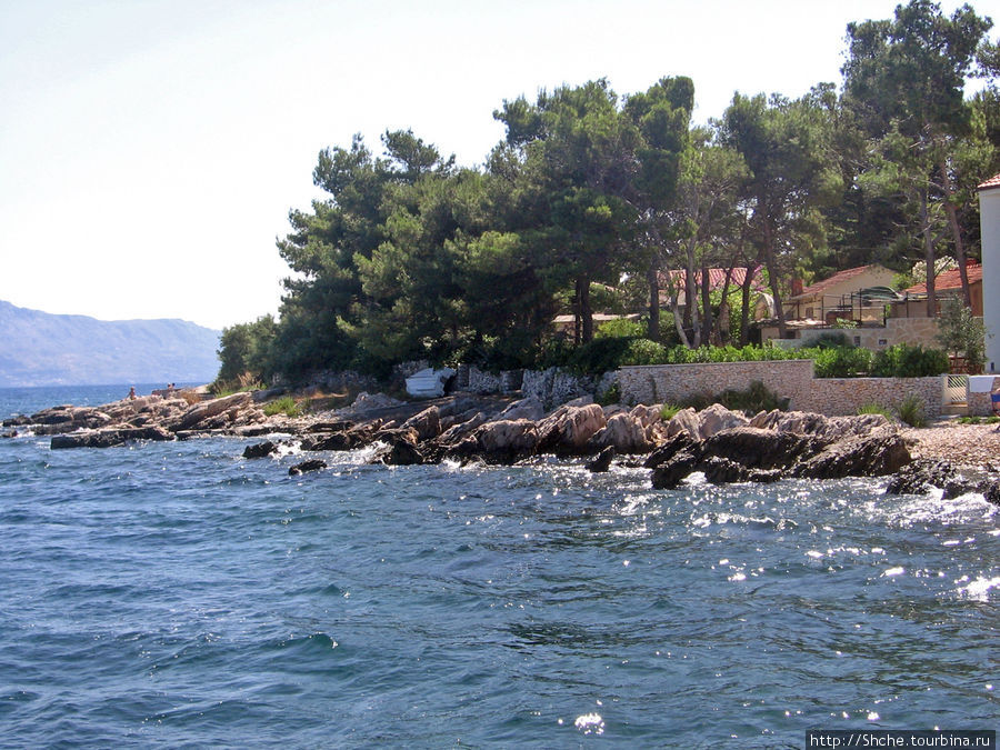 Большая часть берега выглядит так, но между камней есть входы в воду Супетар, остров Брач, Хорватия