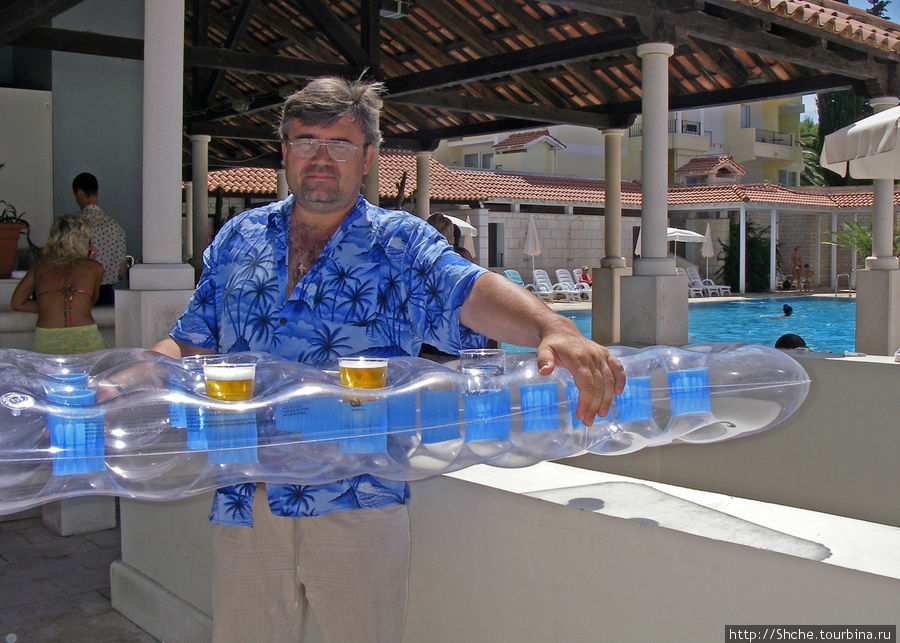 на матрасе удобно носить напитки на расстояние около 100 метров Супетар, остров Брач, Хорватия