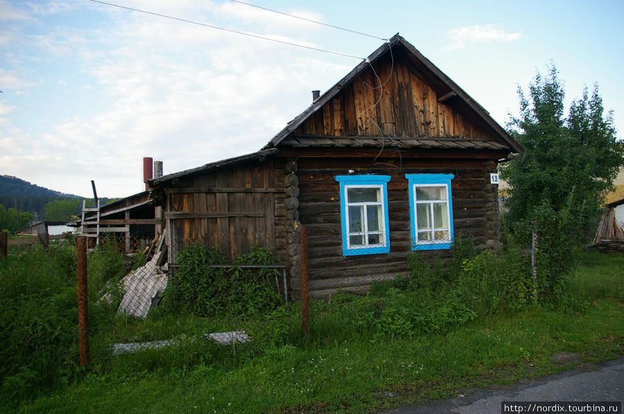 Есть и такие дома в селе и не удивительно,ведь оно образовоно в 1850 году. Манжерок, Россия