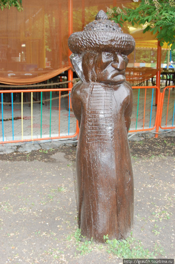 Татарский хан. Находится внутри ограды с каруселью, что справа от входа  в парке аттракционов Лукоморье Саратов, Россия