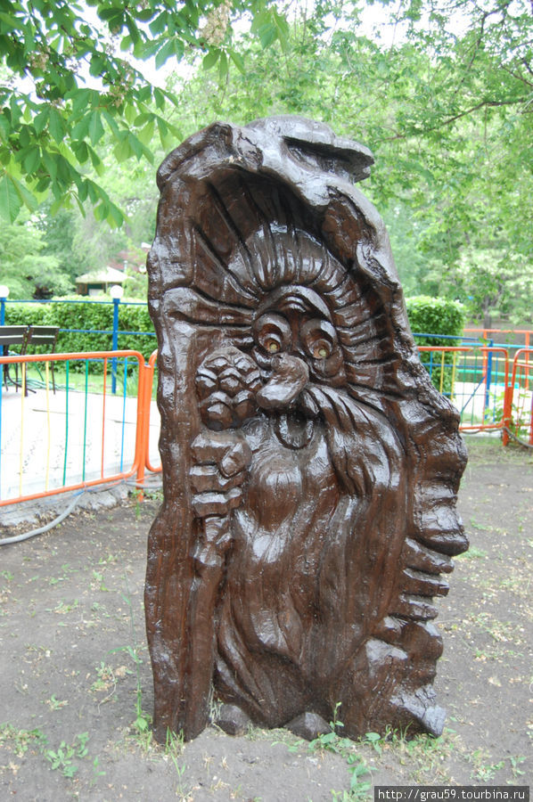 Находится внутри ограды с каруселью, что справа от входа  в парке аттракционов Лукоморье Саратов, Россия