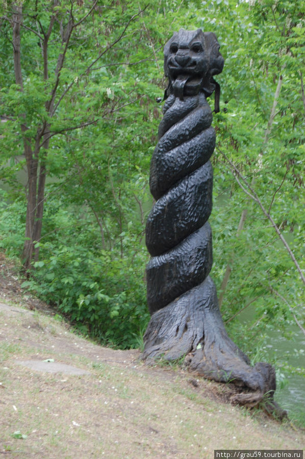 Деревянная фигура на полуострове для новобрачных Саратов, Россия