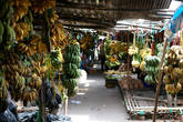 Рынок — это, конечно, прежде всего фрукты. Главным образом, бананы. Целые ряды бананов всех видов.