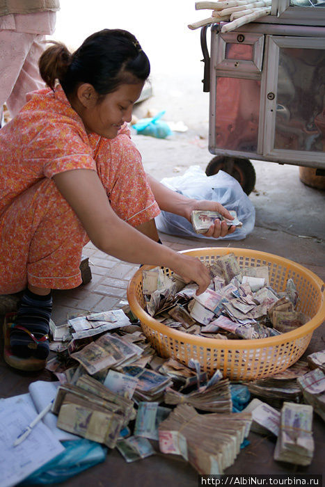 Кто нам говорил про бедность камбоджийцев? Скажите это этой тётке с целой корзиной денег, возможно она с вами согласится. Свайриенг, Камбоджа