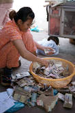 Кто нам говорил про бедность камбоджийцев? Скажите это этой тётке с целой корзиной денег, возможно она с вами согласится.