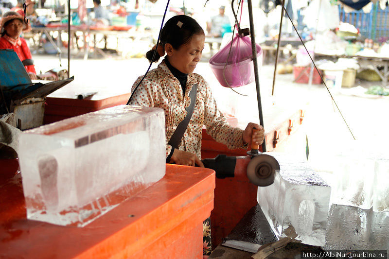 Очень важная часть быта камбоджийцев — лёд. Практически любой напиток состоит наполовину изо льда. Лёд позволяет хранить продукты на жаре, ведь электричество в Камбождже есть только в крупных населённых пунктах и вдоль дорог. Свайриенг, Камбоджа