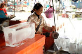 Очень важная часть быта камбоджийцев — лёд. Практически любой напиток состоит наполовину изо льда. Лёд позволяет хранить продукты на жаре, ведь электричество в Камбождже есть только в крупных населённых пунктах и вдоль дорог.