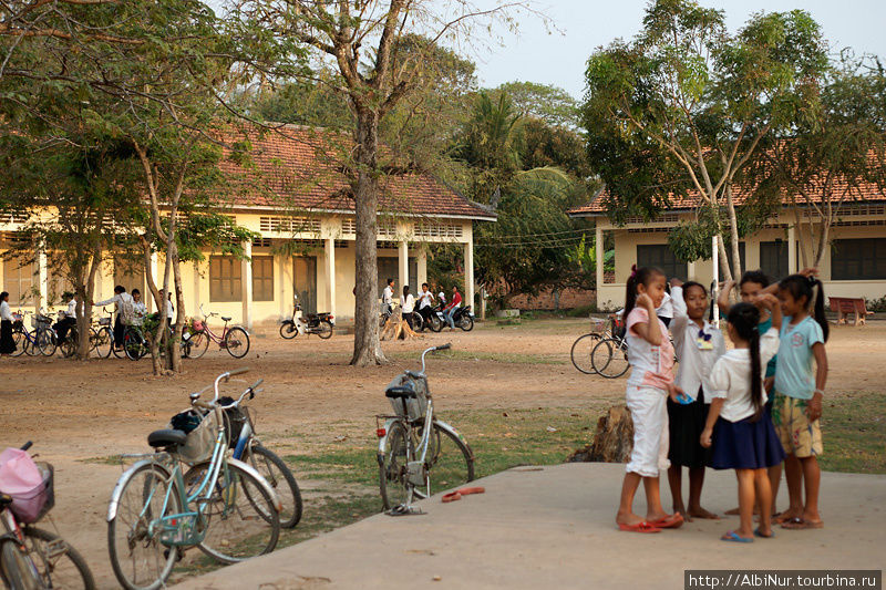 Рядом с монастырём школа, здесь учатся и молодые монахи — изучают языки. Свайриенг, Камбоджа