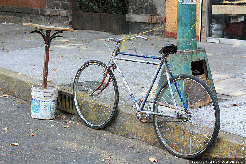 Как защитить свой велосипед от кражи? привязать к столбу верёвкой! Мехико, Мексика