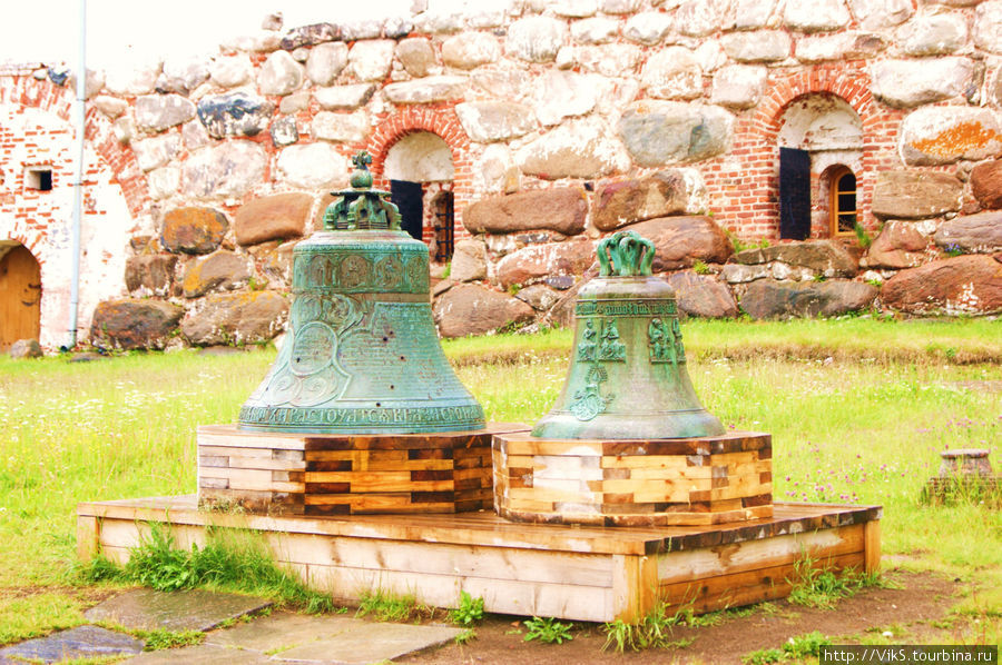 Два колокола: слева от сгоревшей часовни, справа — иноземный, привезенный как трофей от шведов. Соловецкие острова, Россия